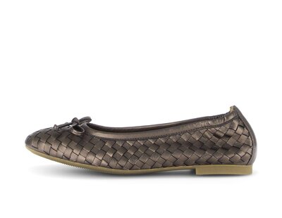 Elegant ballerina brown