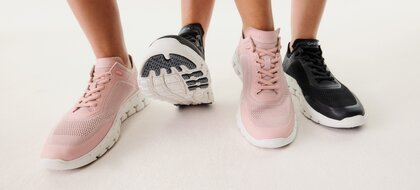 Gabor Women’s Shoes | Two pairs of feet in sporty pink and black sneakers – Spring/Summer 2026 | © Gabor Shoes GmbH, Rosenheim