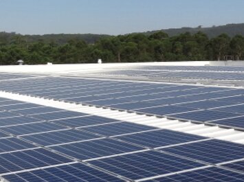 Installation de panneaux solaires sur un toit, avec des arbres en arrière-plan. | © Gabor Shoes GmbH, Allemagne