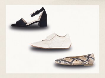 Trois chaussures pour femme sur fond blanc : en haut, une sandale noire à talon moyen, au centre, une basket blanche avec des franges, en bas, une ballerine plate à effet cuir de serpent. | © Gabor Shoes GmbH, Allemagne