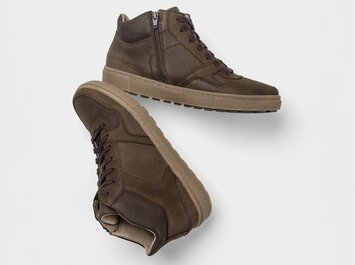 Bruna herrsneakers i läder med sidodragkedja, snörning och ljus räfflad sula, frilagda mot vit bakgrund. | © Gabor Shoes GmbH, Tyskland