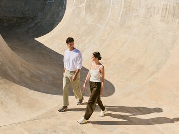 Un homme et une femme marchent côte à côte dans un skatepark, vêtus de vêtements décontractés et de baskets. | © Gabor Shoes GmbH, Allemagne