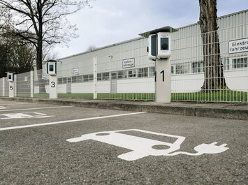 Parkeerplaatsen met oplaadpunten voor elektrische voertuigen voor een gebouw. | © Gabor Shoes GmbH, Allemagne