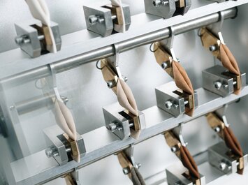 Des échantillons de cuir de différentes couleurs sont fixés dans une machine d’essai et sont testés mécaniquement. | © Gabor Shoes GmbH, Allemagne