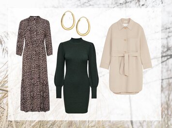 Trois vêtements et des boucles d’oreilles. De gauche à droite : une robe longue à motif léopard, des créoles dorées au-dessus, une robe pull vert foncé à manches longues, un manteau beige clair avec ceinture et grandes poches. | © aboutyou.de 