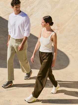 Un homme et une femme marchent côte à côte dans un skatepark, vêtus de vêtements décontractés et de baskets. | © Gabor Shoes GmbH, Allemagne