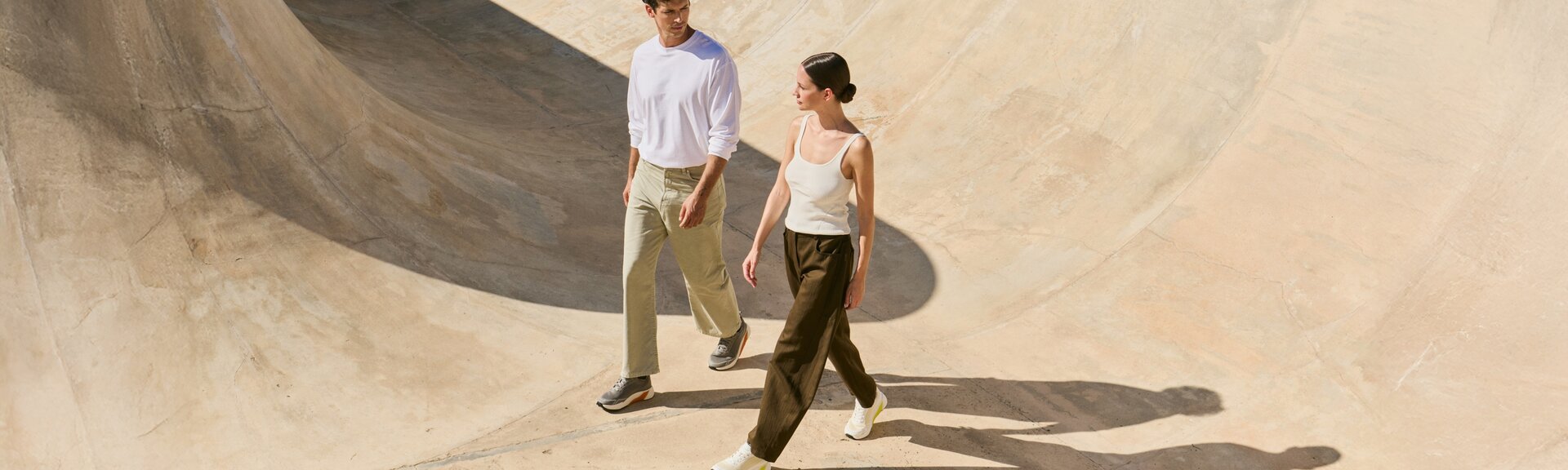 Un homme et une femme marchent côte à côte dans un skatepark, vêtus de vêtements décontractés et de baskets. | © Gabor Shoes GmbH, Allemagne