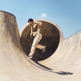 Un homme saute dans un skatepark, portant des vêtements beiges et des baskets foncées. | © Gabor Shoes GmbH, Allemagne