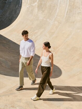 Un homme et une femme marchent côte à côte dans un skatepark, vêtus de vêtements décontractés et de baskets. | © Gabor Shoes GmbH, Allemagne