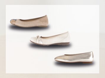 Trois ballerines pour femme sur fond clair : en haut, une ballerine beige avec détail tressé à la pointe ; au centre, une ballerine claire avec bande décorative et petits clous ; en bas, une ballerine argentée brillante. | © Gabor Shoes GmbH, Allemagne