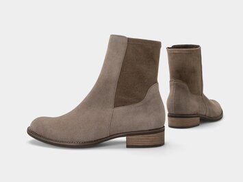 Taupekleurige dames-Chelsea-boots van suède met blokhak, elastische inzet aan de zijkant en gladde zool, vrijstaand tegen een witte achtergrond. | © Gabor Shoes GmbH, Duitsland