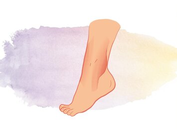 Illustration d’un pied et d’une jambe nue sur un fond coloré violet et jaune. | © Gabor Shoes GmbH, Allemagne