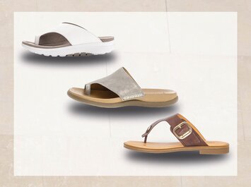 Trois sandales pour femme de différents designs sont présentées côte à côte sur un fond clair. En haut, une mule blanche avec une large bride et une semelle confortable à profil. Au centre, une mule gris clair avec une bride en cuir simple et une semelle marron. En bas, une sandale marron à entre-doigts avec une boucle dorée. | © Gabor Shoes GmbH, Allemagne