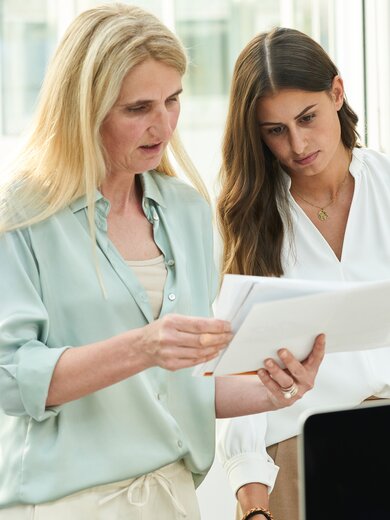 Deux personnes regardent des documents ensemble. | © Gabor Shoes GmbH, Allemagne