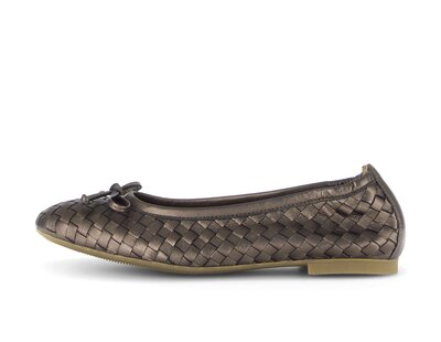 Elegant ballerina brown
