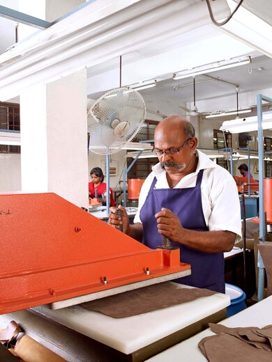 Des personnes travaillent sur des machines dans un atelier. | © Gabor Shoes GmbH, Allemagne