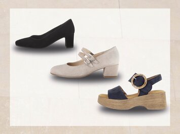 Trois chaussures à talons pour femme sont visibles sur un fond clair : un escarpin noir, une sandale beige à brides et une sandale bleu foncé avec une semelle large en bois et une boucle. | © Gabor Shoes GmbH, Allemagne