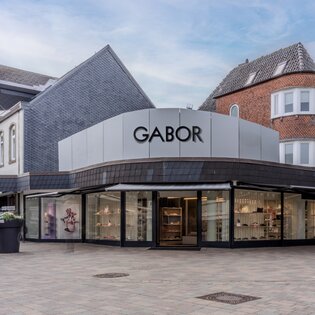Vista esterna del flagship store Gabor a Sylt con una grande insegna “Gabor” sopra l’ingresso e ampie vetrine. | © Sven Erberich
