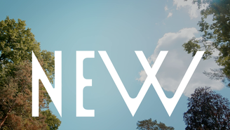 Grandes lettres blanches "NEW" devant un ciel bleu avec des nuages et des cimes d’arbres verts. | © Gabor Shoes GmbH, Allemagne