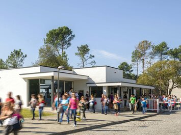 "Many people walk past the Gabor factory building. " | © Gabor Shoes GmbH, Germany