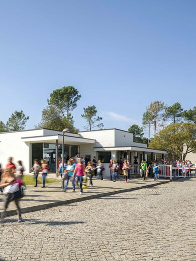 "Many people walk past the Gabor factory building. " | © Gabor Shoes GmbH, Germany