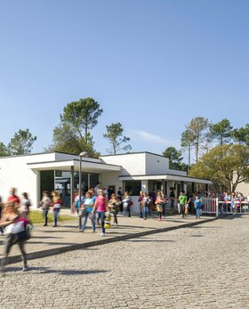 "Many people walk past the Gabor factory building. " | © Gabor Shoes GmbH, Germany