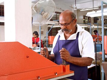 Des personnes travaillent sur des machines dans un atelier. | © Gabor Shoes GmbH, Allemagne