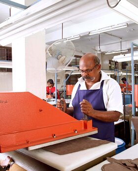 "People working at machines in a factory hall. " | © Gabor Shoes GmbH, Germany