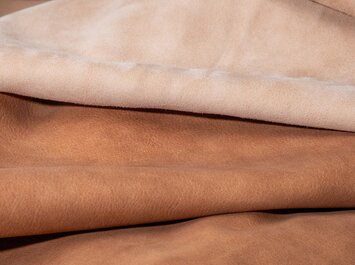 Morceaux de cuir marron clair et marron empilés. | © Gabor Shoes GmbH, Allemagne