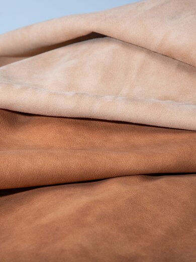 Stacked pieces of light brown and brown leather. | © Gabor Shoes GmbH, Germany