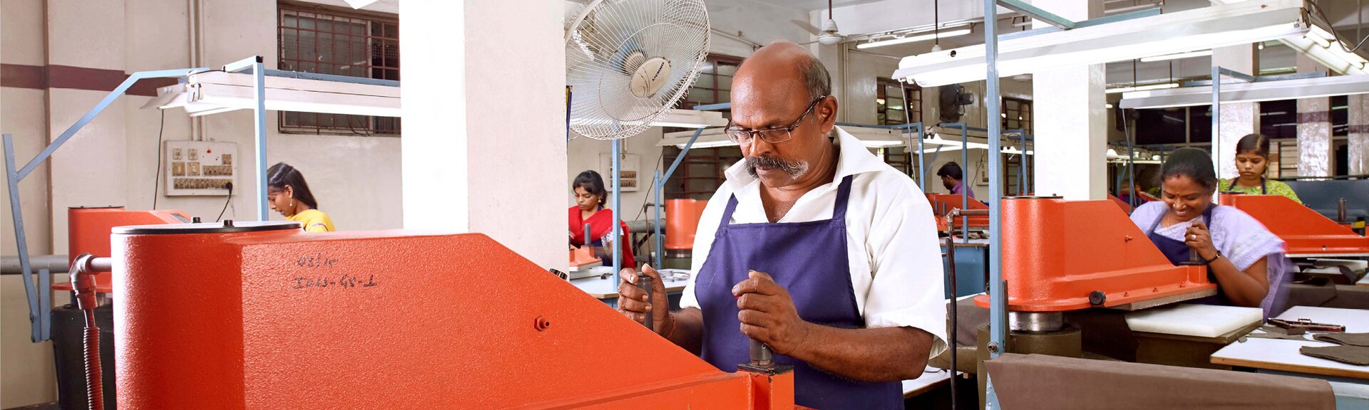 Des personnes travaillent sur des machines dans un atelier. | © Gabor Shoes GmbH, Allemagne