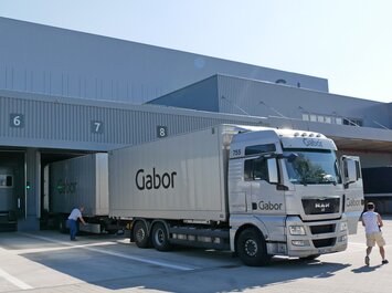 Camion Gabor est chargé ou déchargé à un quai de chargement. | © Gabor Shoes GmbH, Allemagne