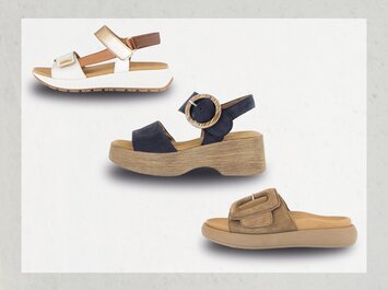 Trois sandales pour femme différentes sont présentées sur un fond blanc : en haut, une sandale blanche avec des brides dorées ; au centre, une sandale bleu foncé avec une large semelle en bois et une grande boucle ; en bas, une mule marron avec une semelle confortable. | © Gabor Shoes GmbH, Allemagne