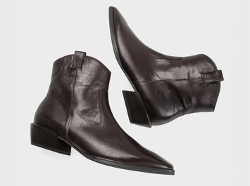 Mörkbruna damstövletter i läder med spetsig tå och medelhög blockklack, frilagda mot vit bakgrund. | © Gabor Shoes GmbH, Tyskland