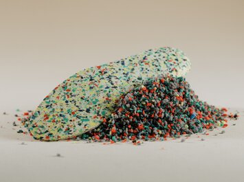 Colorful insole rests on a pile of granules. | © Gabor Shoes GmbH, Germany