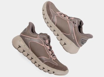 Taupefärgade damsneakers med bred, ljus räfflad sula och rosa detaljer, frilagda mot vit bakgrund. | © Gabor Shoes GmbH, Tyskland