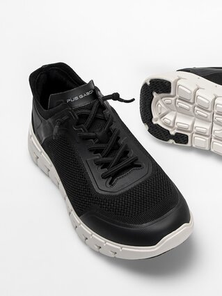 Gabor Herrenschuhe | Zwei schwarze Sneaker mit weißer, flexibler Sohle, einer liegt seitlich neben dem anderen - Frühjahr/Sommer 2026 | © Gabor Shoes GmbH, Rosenheim