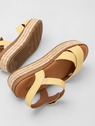 Gabor Damenschuhe | Zwei gelbe Plateau-Sandalen mit Bastsohle liegen leicht versetzt nebeneinander - Frühjahr/Sommer 2026 | © Gabor Shoes GmbH, Rosenheim